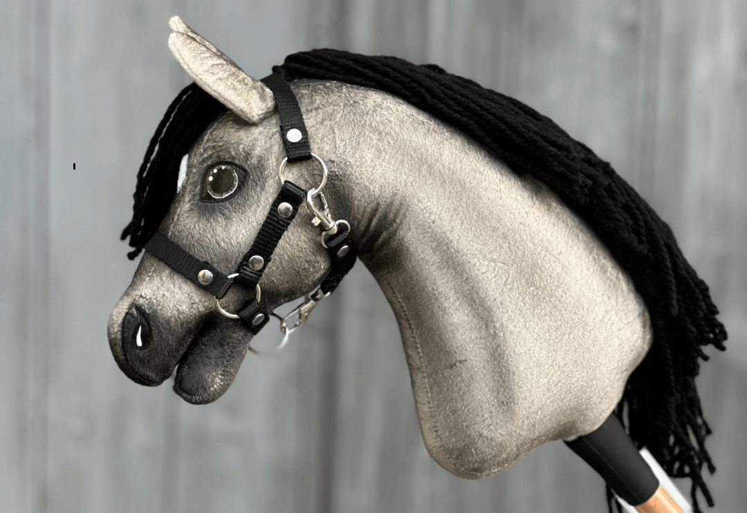 Hobby Horse LarDen taille XS avec robe en peluche grise, crinière en fil noir et licol noir
