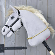 Grijze Hobby Horse met zwart halster en de zandkleurige Cordeo Nature onderaan om de hals geknoopt