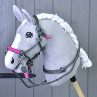 Hobby Horse gris à crinière blanche tressée portant le licol en corde gris à muserolle rose et des rênes en corde grises