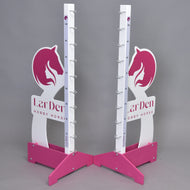 Les deux chandeliers de biais : ailes blanches au logo rose tête de cheval et fille, inscription LarDen et pieds roses en croix