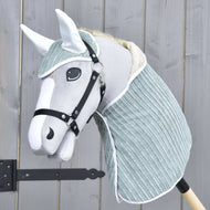 Hobby Horse gris clair au licol noir portant l’ensemble Manchester Little Green, oreilles en satin blanc et liseré blanc