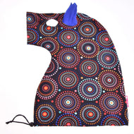 Beschermpak Alice plat neergelegd, zwart met rode, oranje en turquoise cirkels, blauw oor, ooggat en trekkoord
