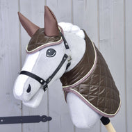 Hobby Horse gris avec licol noir portant l’ensemble Thermo Chocolate : couverture et bonnet d’oreilles marron matelassés et brillants