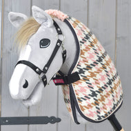 Hobby Horse gris au licol noir portant la couverture d'écurie Country Rose pied-de-poule à col en polaire bouclée rose