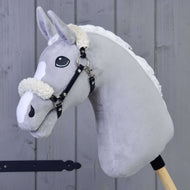 Grijze Hobby Horse met het zwarte kunstleren halster met crème bont op de neusriem en achter de oren