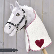Lichtgrijze Hobby Horse met zwart halster in de deken cube rood met bordeauxrood hart en geruite bies