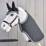 Hobby Horse gris clair avec licol noir portant l’ensemble Thermo Black Queen, matelassage noir à bordure argent pailletée