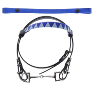 Zwart hoofdstel voor Hobby Horse met bit, hoofdband met blauwe driehoeken en een extra effen blauwe hoofdband op wit