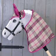 Hobby Horse gris avec licol noir portant la couverture et le bonnet d'oreilles à carreaux beige et rose aux oreilles roses