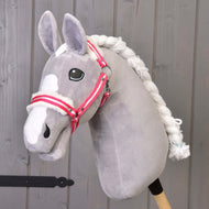Un Hobby Horse gris en peluche, liste blanche et crinière tressée, porte le licol rayé rouge à fourrure blanche