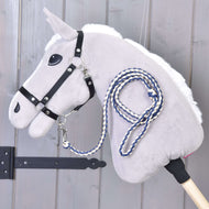 Marineblauw en crème gevlochten halstertouw aan het zwarte halster van een grijze Hobby Horse met witte manen