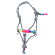 Licol en corde Manhattan pour Hobby Horse à plat : corde grise à nœuds, muserolle arc-en-ciel et extrémités gainées de couleurs