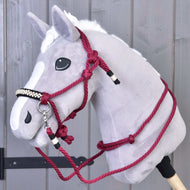 Hobby Horse gris en peluche avec l’ensemble de corde Burgundy : licol et rênes bordeaux, muserolle tressée noire et crème