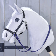 Hobby Horse van grijs pluche met zwarte halster en donkerpaarse gerubberde teugels langs de hals