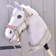 Hobby Horse gris à liste blanche portant l’ensemble de corde Eleganza : licol en corde beige et rênes à bandes bordeaux
