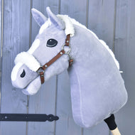 Hobby Horse gris à crinière blanche portant le licol brun cognac avec fourrure blanche sur la têtière et l’avant de la muserolle