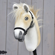Hobby Horse Honey Pearl de face, toupet blond en fausse fourrure entre les oreilles et licol noir en sangle