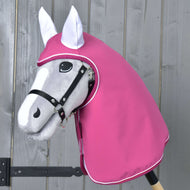 Hobby Horse gris avec licol noir portant l’imperméable LarDen, rose framboise avec oreilles blanches et passepoil blanc