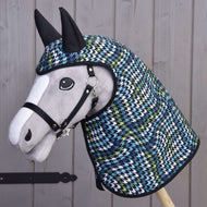 Hobby Horse gris avec licol noir portant l’imperméable Lara pied-de-poule, capuche à oreilles noires sur la tête