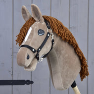 Hobby Horse Oliver en peluche brun clair avec liste blanche, crinière marron en fil et licol noir, vu de trois quarts