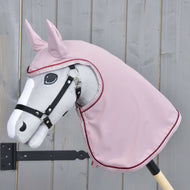 Hobby Horse gris clair au licol noir portant l’imperméable Veloria vieux rose avec capuche, oreilles et bordure pailletée