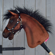 Hobby Horse Roger de profil gauche, peluche marron, longue crinière noire, licol noir en sangle et bâton en bois clair