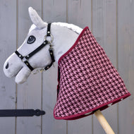 Hobby Horse gris avec licol noir portant la couverture pied-de-poule rose et bordeaux à bordure bordeaux