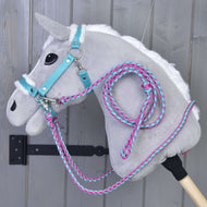 Hobby Horse gris clair au licol turquoise à fourrure blanche, avec rênes et longe tressées rose et turquoise