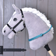 Grijze Hobby Horse met zwart halster van singelband en de Cordeo Turquoise om de hals