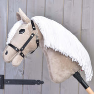 Hobby Horse Blondie met zwart halster met licht gebogen hoofd, witte manen van garen over de beige hals en houten stok