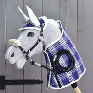 Hobby Horse gris avec l’ensemble Cube complet : couverture et bonnet d’oreilles à carreaux bleus et blancs, licol à muserolle en fourrure et longe