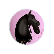 Ronde sticker met een zwarte Hobby Horse met gevlochten manen en hoofdstel op roze achtergrond en roze LarDen-tekst