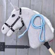 Lichtgrijze Hobby Horse met zwart halster en het lichtblauwe gestreepte halstertouw Heaven over de hals