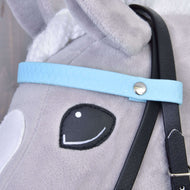 Gros plan sur le frontal bleu clair motif nid d’abeille avec rivet argenté et montant noir sur un Hobby Horse gris
