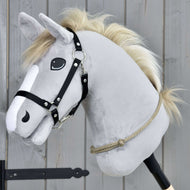 Hobby Horse gris clair avec licol noir portant le cordéo Eleganza, une corde beige grisé à nœud, bas sur l’encolure