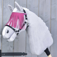 Hobby Horse gris portant le licol noir, les franges roses tombant sur les yeux depuis un galon pailleté multicolore