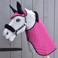 Hobby Horse gris portant l’ensemble Pink Beauty : couverture et bonnet d’oreilles roses matelassés, oreilles noires, licol noir avec fourrure