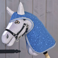 Hobby Horse gris en peluche portant l’imperméable Dolly bleu à motif de gouttes d’eau et un licol noir
