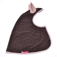 Imperméable Milly pour Hobby Horse à plat vu de côté : imprimé léopard marron, oreilles et bordure rose pâle, étiquette rose LarDen