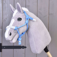 Lichtgrijze Hobby Horse met witte bles in het hemelsblauwe touwhalster met knopen en witte neusriem