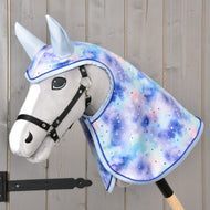 Hobby Horse gris au licol noir portant l’imperméable Space à capuche et oreilles bleu clair, imprimé galaxie bleu et violet