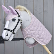 Hobby Horse gris clair au licol noir portant l’ensemble Sweetest Heart, couverture et bonnet d’oreilles matelassés lilas