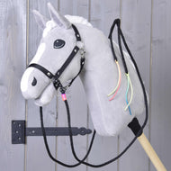 Grijze Hobby Horse met zwart halster en de zwarte westernteugels, neonkoordjes hangen langs de hals