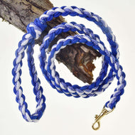 Gevlochten halstertouw in blauw en wit voor Hobby Horse met messingkleurige musketonhaak over een tak