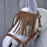 Gros plan sur le frontal à franges marron avec galon tissé coloré, sur le licol marron pour Hobby Horse