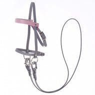 Bride en similicuir gris pour Hobby Horse avec frontal rose pâle et longues rênes grises, sur fond blanc