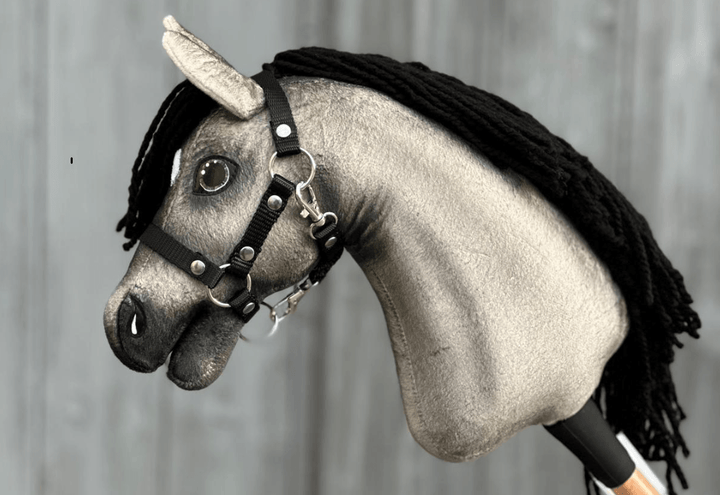 Hobby Horse LarDen taille XS avec robe en peluche grise, crinière en fil noir et licol noir
