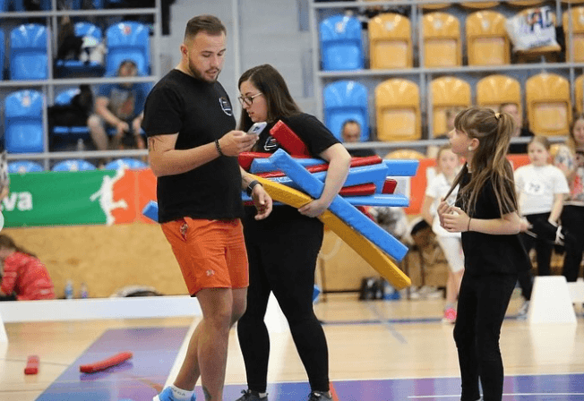 Denny – Entraîneur et Arbitre en Hobby Horsing