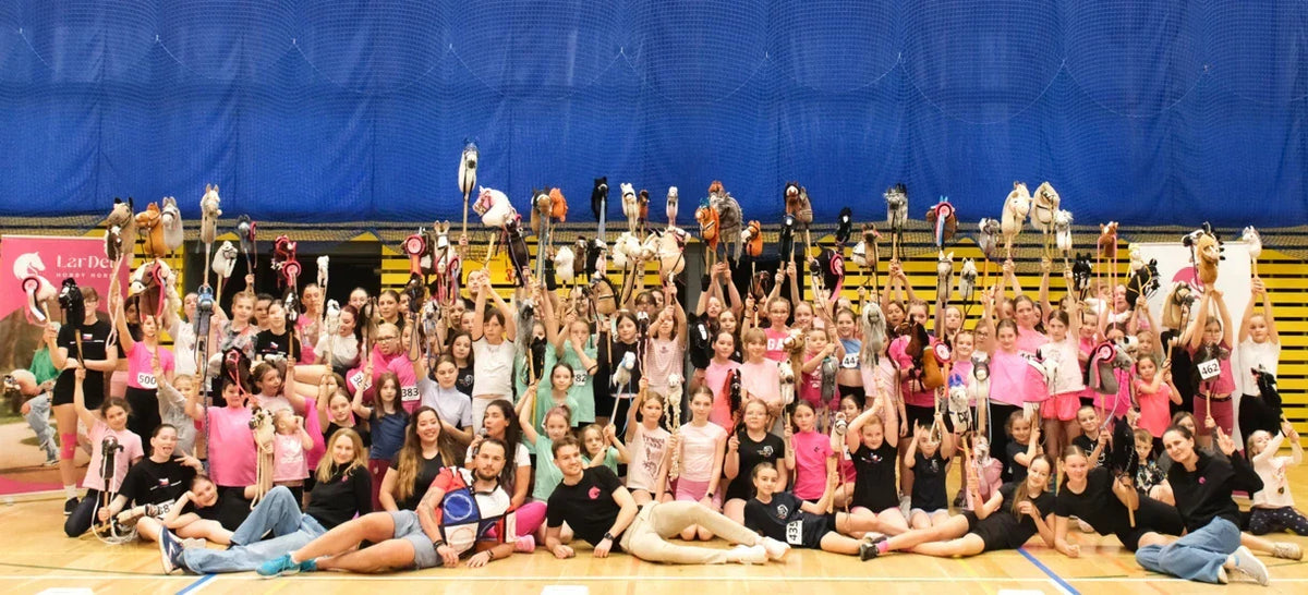 Groep Hobby Horsing-deelnemers met Hobby Horses tijdens het LarDen Tournament 2026