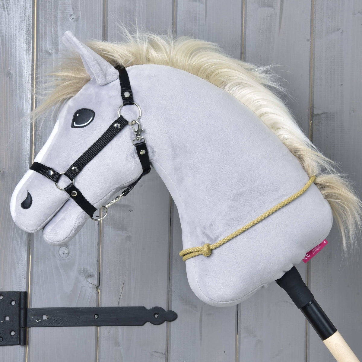 Grijze Hobby Horse met zwart halster en de zandkleurige Cordeo Nature onderaan om de hals geknoopt